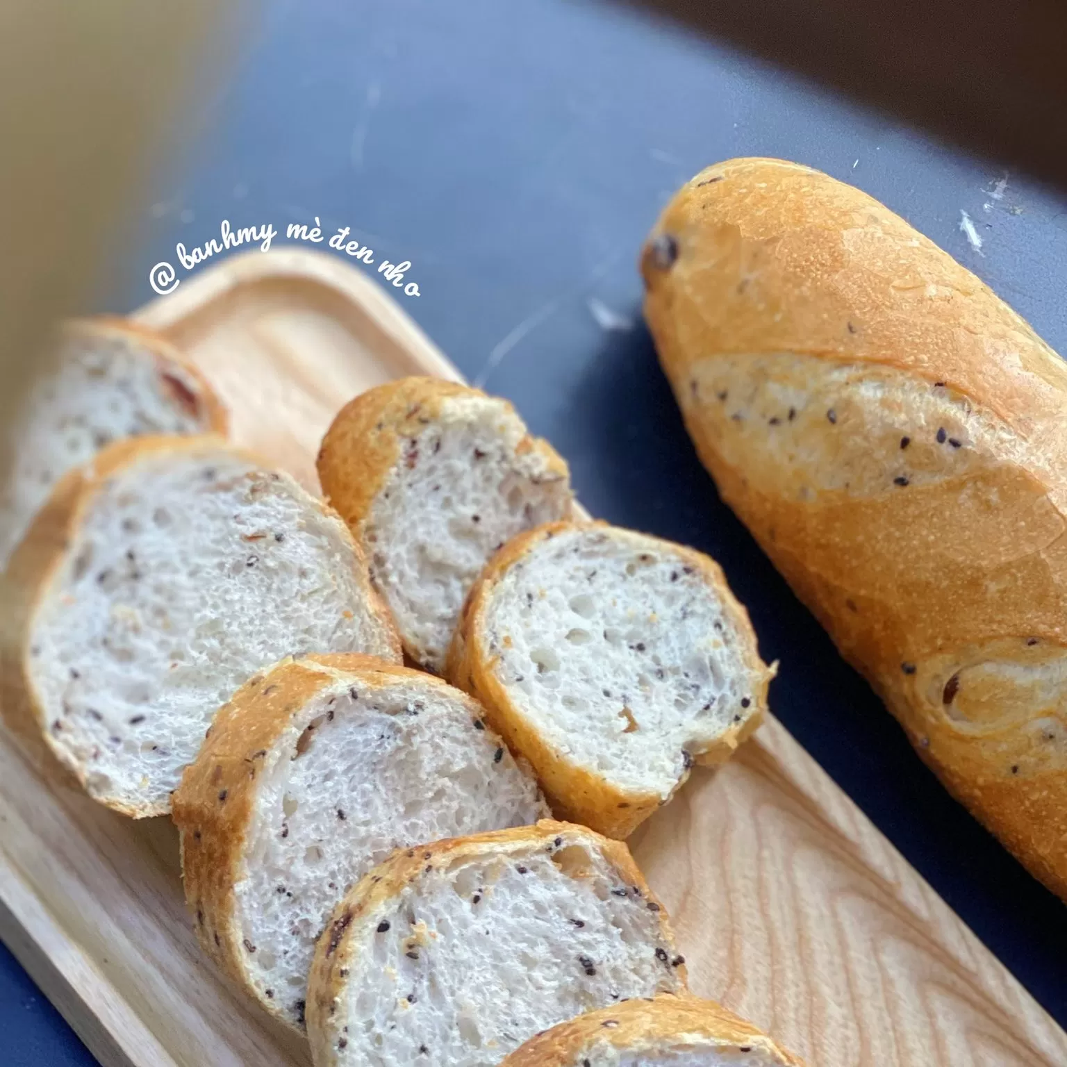 Bánh mỳ mè đen nho